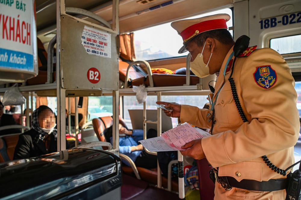 Cảnh sát Hà Nội tăng cường xử lý vi phạm vận tải hành khách dịp Tết