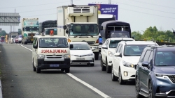 Vượt đèn đỏ để nhường đường cho xe cấp cứu có bị phạt không?