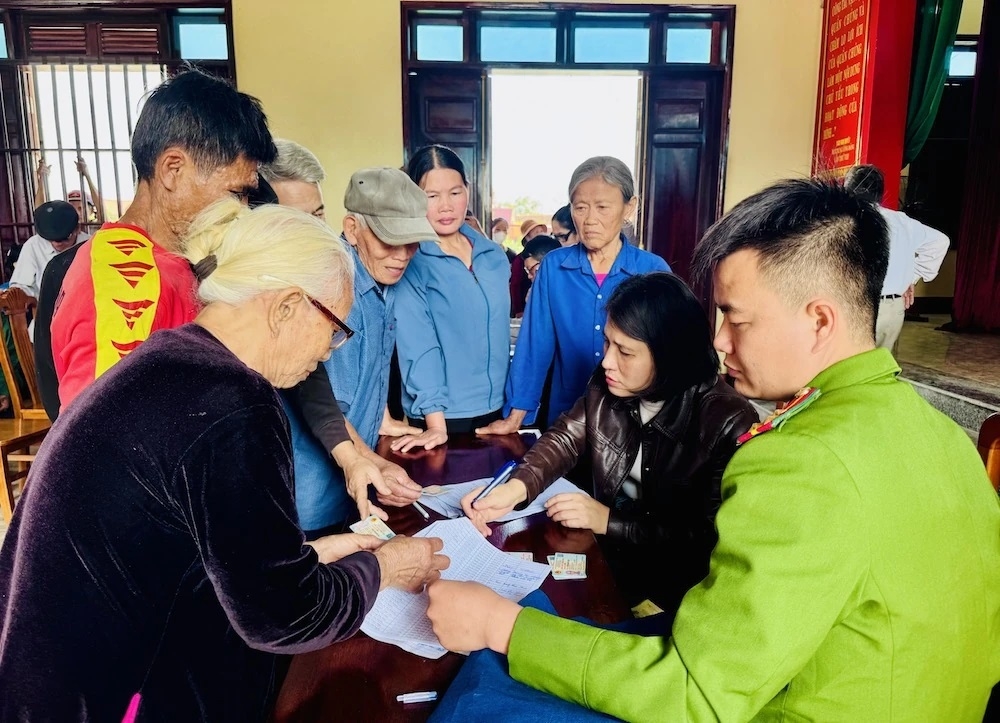 Xã Hoa Lộc hoàn thành xong việc tặng quà dịp Tết và Đại hội XIV của Đảng