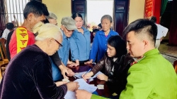 xa hoa loc hoan thanh xong viec tang qua dip tet va dai hoi xiv cua dang