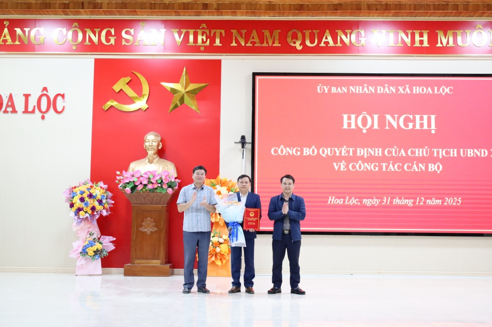 Xã Hoa Lộc công bố các quyết định về công tác cán bộ