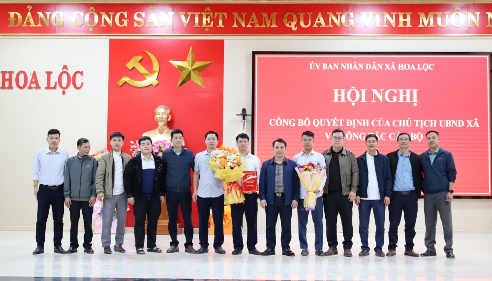 Xã Hoa Lộc công bố các quyết định về công tác cán bộ