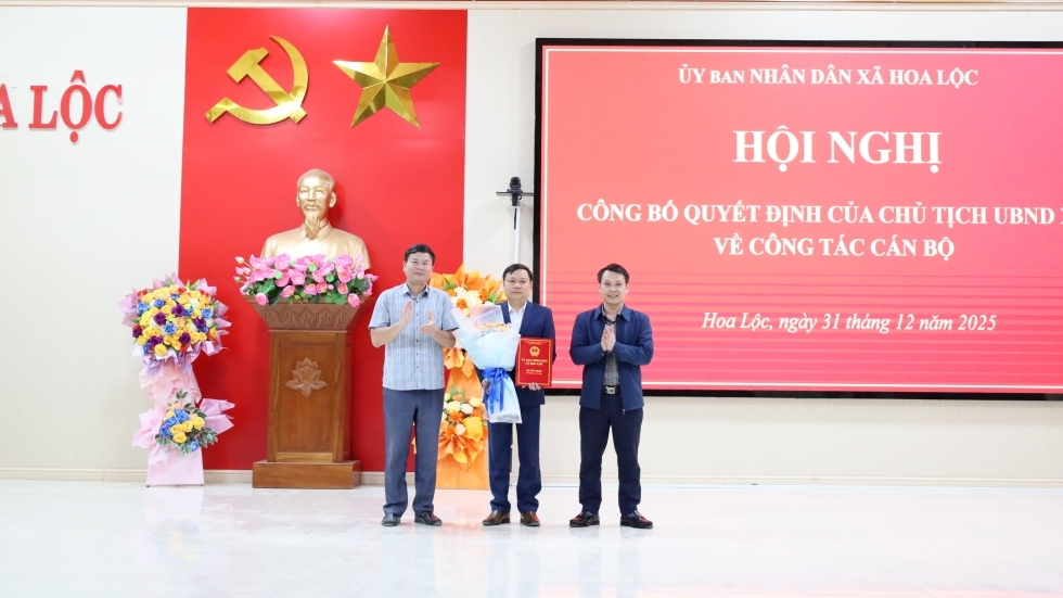 Xã Hoa Lộc công bố các quyết định về công tác cán bộ
