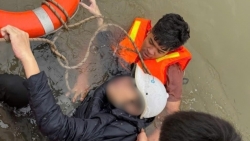 canh sat ha noi kip thoi cuu song nguoi dan ong nhay cau vinh tuy