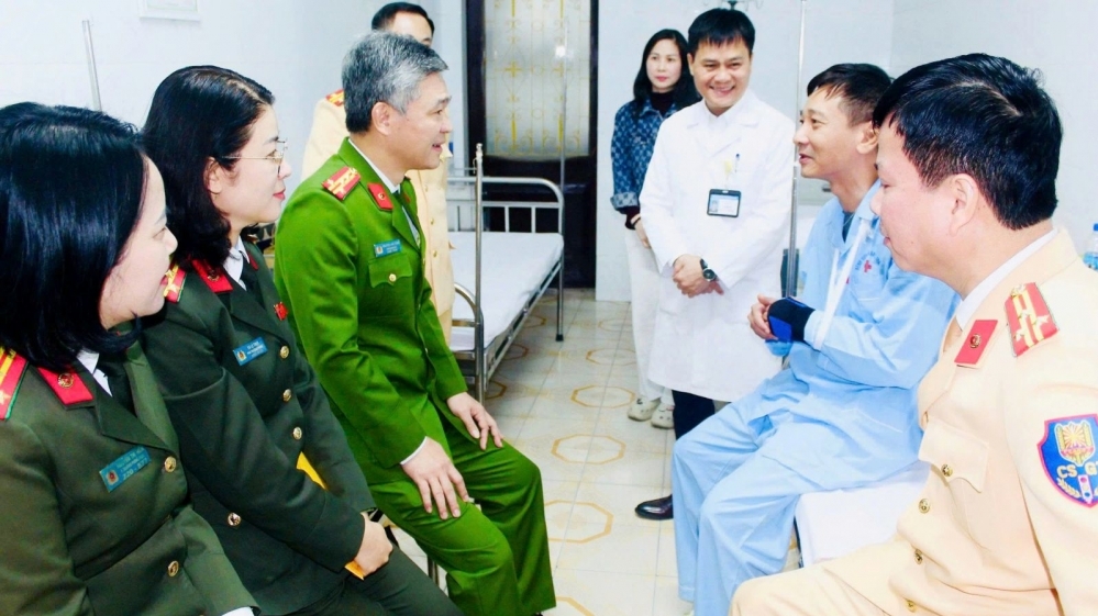 Không dừng xe theo hiệu lệnh còn tăng ga tông gãy xương cảnh sát giao thông