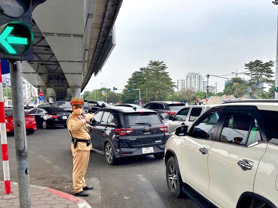 Người dân đổ về Thủ đô sau nghỉ Tết, CSGT huy động 100% quân số điều tiết giao thông