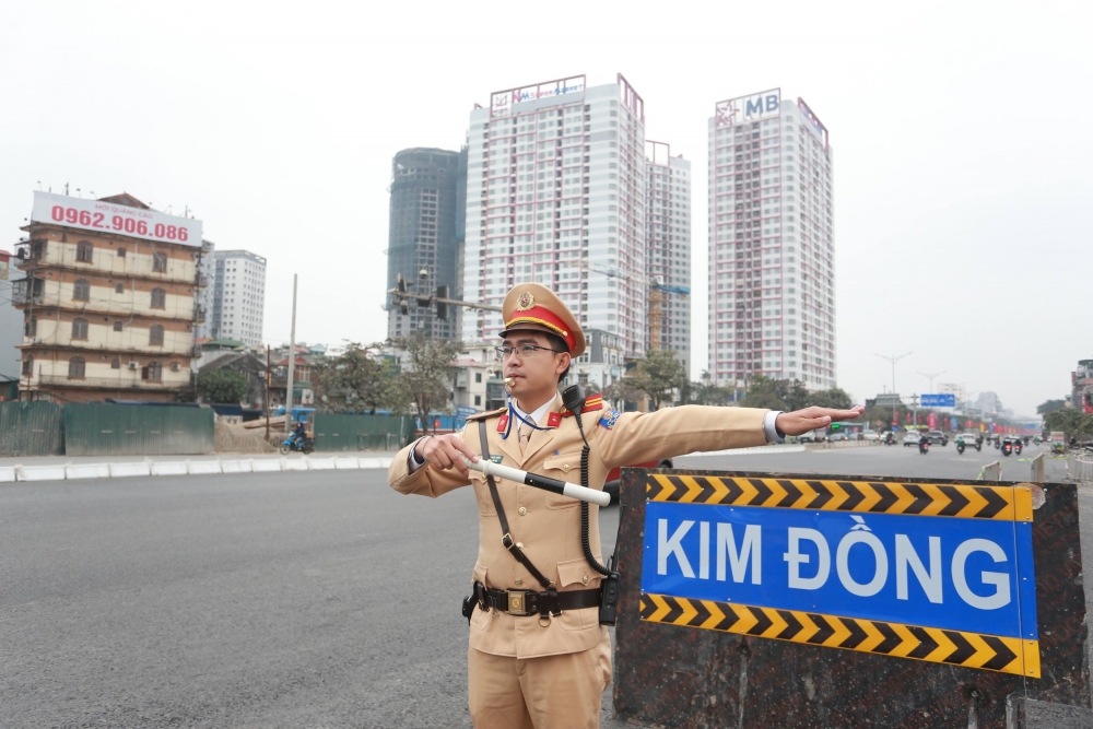 Người dân đổ về Thủ đô sau nghỉ Tết, CSGT huy động 100% quân số điều tiết giao thông