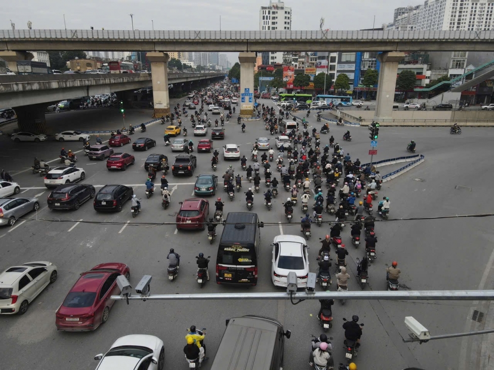 Người dân đổ về Thủ đô sau nghỉ Tết, CSGT huy động 100% quân số điều tiết giao thông