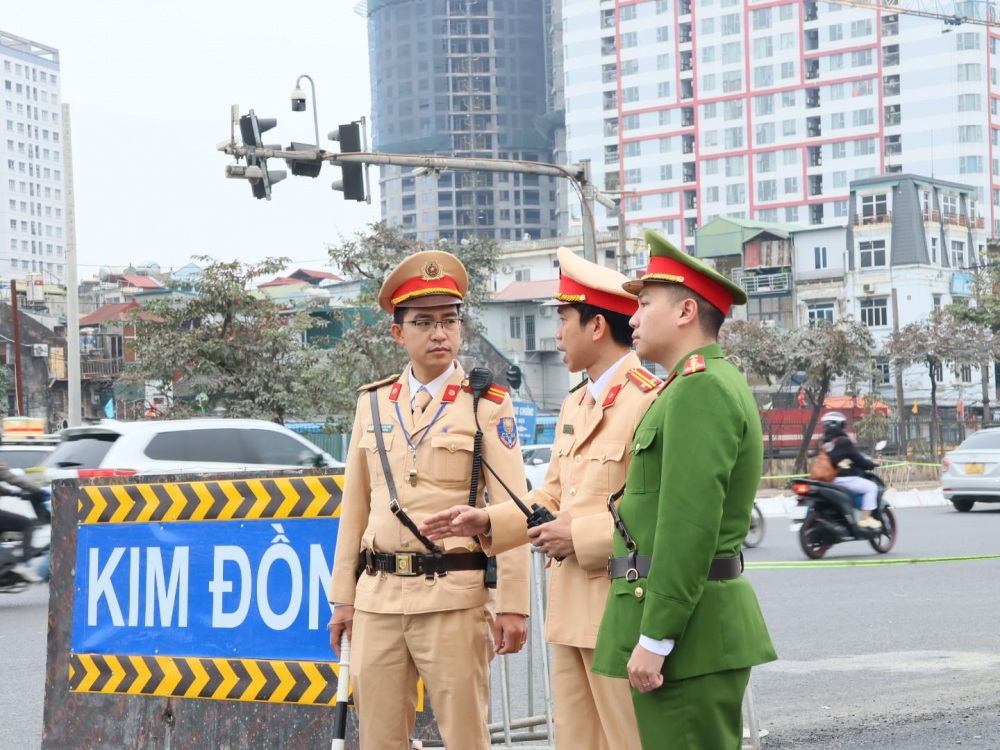 Người dân đổ về Thủ đô sau nghỉ Tết, CSGT huy động 100% quân số điều tiết giao thông