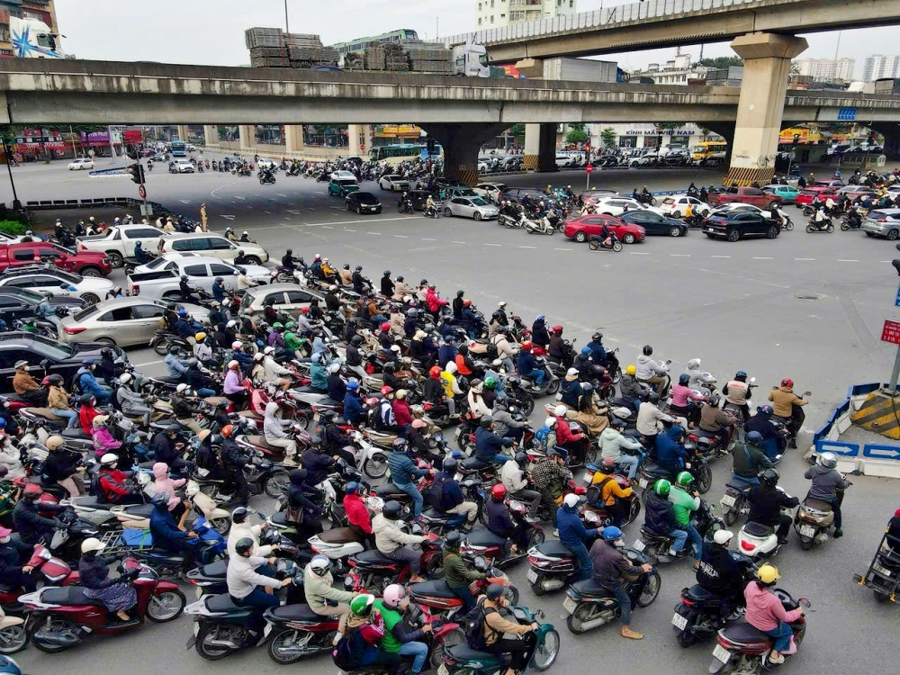 Người dân đổ về Thủ đô sau nghỉ Tết, CSGT huy động 100% quân số điều tiết giao thông