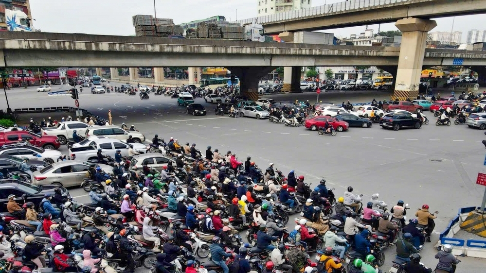 Người dân đổ về Thủ đô sau nghỉ Tết, CSGT huy động 100% quân số điều tiết giao thông