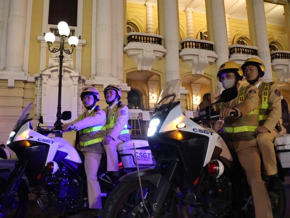 Hình ảnh Công an Hà Nội làm việc xuyên Tết Dương lịch đảm bảo bình yên cho Thủ đô