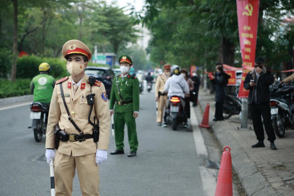 Hình ảnh Công an Hà Nội làm việc xuyên Tết Dương lịch đảm bảo bình yên cho Thủ đô