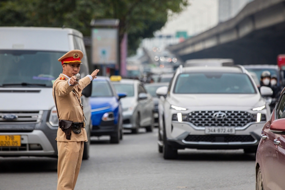 Hình ảnh Công an Hà Nội làm việc xuyên Tết Dương lịch đảm bảo bình yên cho Thủ đô
