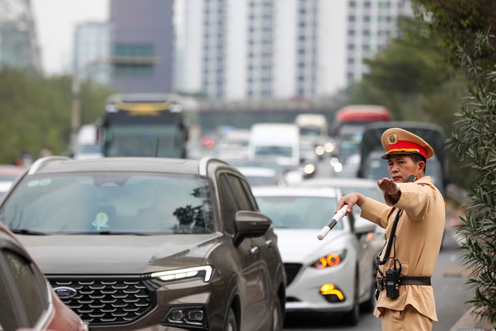 Hình ảnh Công an Hà Nội làm việc xuyên Tết Dương lịch đảm bảo bình yên cho Thủ đô