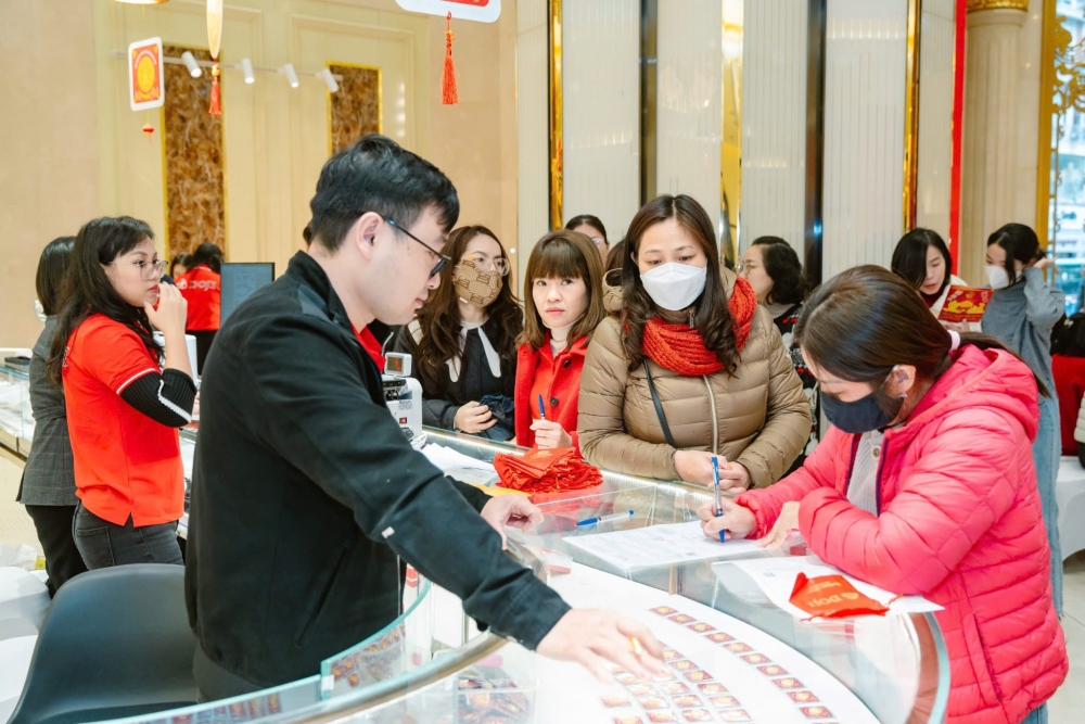 Vì sao giá vàng tăng điên cuồng sau vụ Mỹ bắt vợ chồng Tổng thống Venezuela?