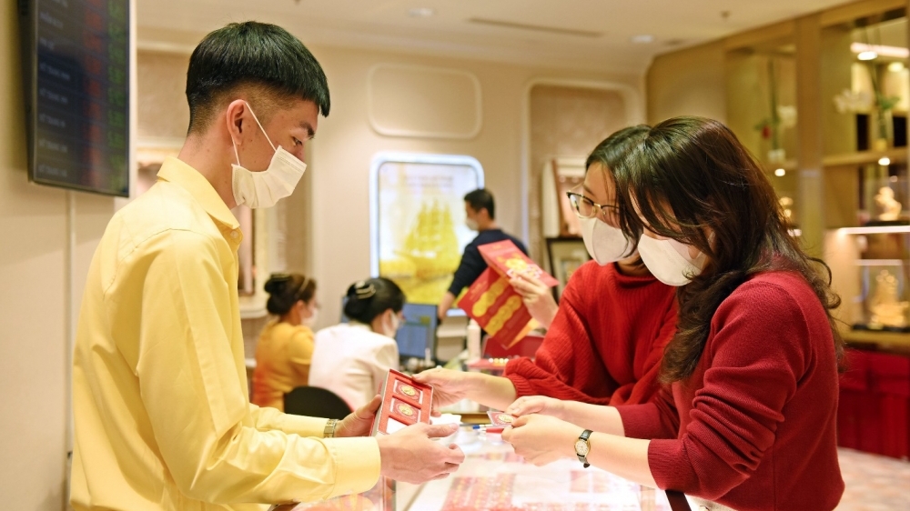 Vì sao giá vàng tăng điên cuồng sau vụ Mỹ bắt vợ chồng Tổng thống Venezuela?