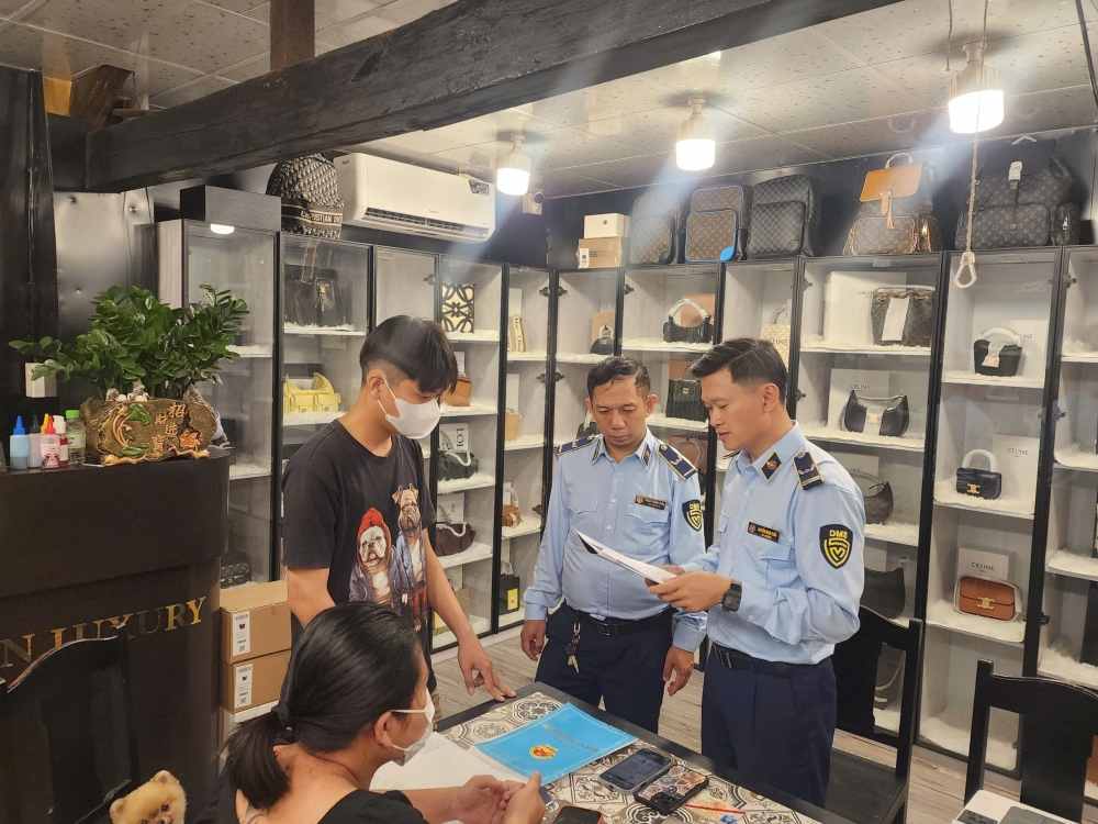 Hàng trăm túi xách giả hàng hiệu bày bán cho du khách tại phố cổ Hội An