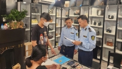 hang tram tui xach gia hang hieu bay ban cho du khach tai pho co hoi an