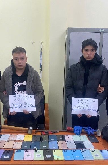 Hai tên trộm vào cửa hàng “khoắng” 51 chiếc điện thoại rồi bỏ trốn