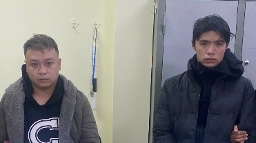 Hai tên trộm vào cửa hàng “khoắng” 51 chiếc điện thoại rồi bỏ trốn