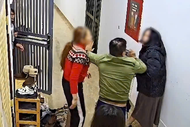 Tạm giữ hình sự người phụ nữ hành hung hàng xóm ở hành lang chung cư