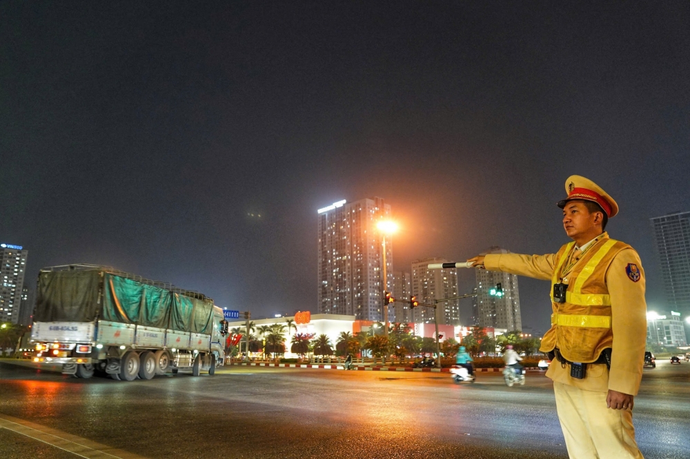 CSGT tuần tra, phân luồng hạn chế container, xe tải vào Vành đai 3 giờ cao điểm CSGT tuần tra, phân luồng hạn chế container, xe tải vào Vành đai 3 giờ cao điểm