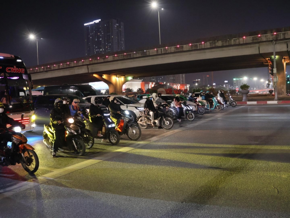 CSGT tuần tra, phân luồng hạn chế container, xe tải vào Vành đai 3 giờ cao điểm CSGT tuần tra, phân luồng hạn chế container, xe tải vào Vành đai 3 giờ cao điểm