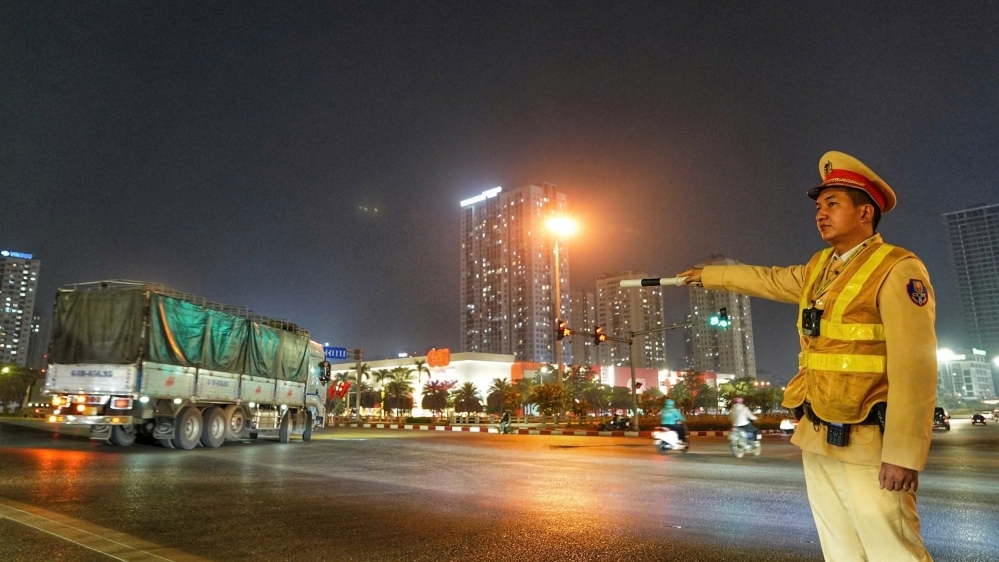 CSGT tuần tra, phân luồng hạn chế container, xe tải vào Vành đai 3 giờ cao điểm