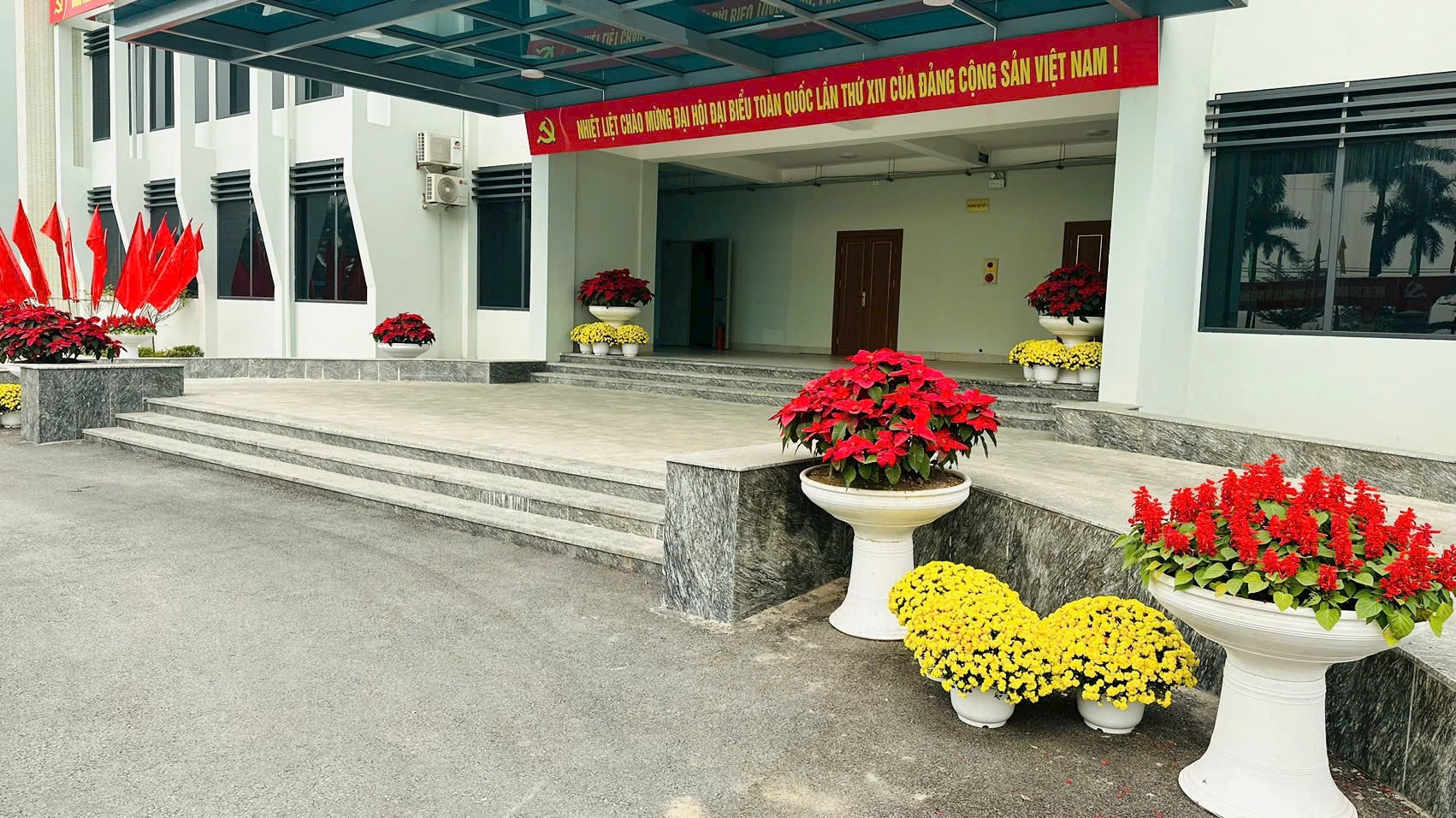 Xã Ô Diên trang hoàng đường phố mừng Đại hội Đảng và Tết Bính Ngọ 2026