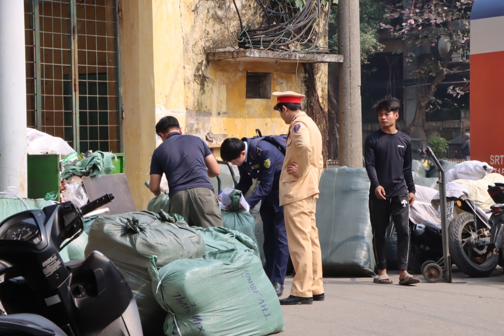 Phát hiện lượng lớn hàng hóa nghi nhập lậu tại ga Hà Nội