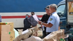 phat hien luong lon hang hoa nghi nhap lau tai ga ha noi