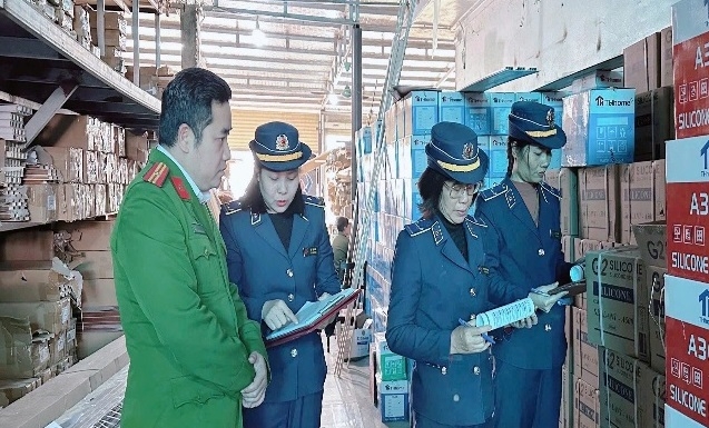 Công ty TNHH THHOME kinh doanh cây bắn keo silicone không rõ nguồn gốc