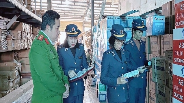 Công ty TNHH THHOME kinh doanh cây bắn keo silicone không rõ nguồn gốc