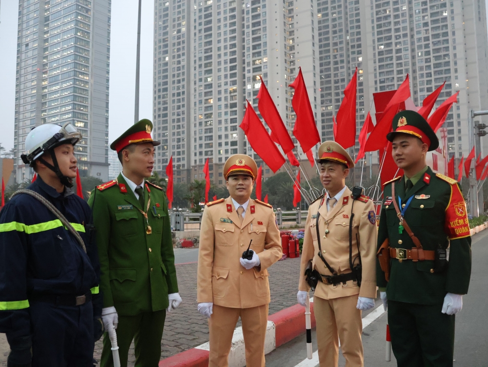 Hà Nội: Giao thông thông suốt, thắt chặt an ninh trong ngày đầu Đại hội XIV