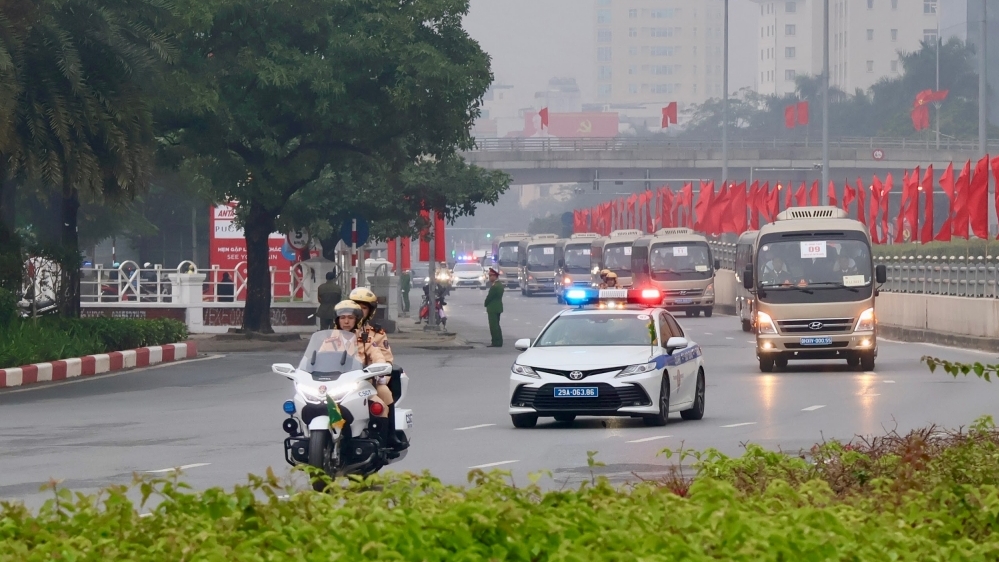 Hà Nội: Giao thông thông suốt, thắt chặt an ninh trong ngày đầu Đại hội XIV