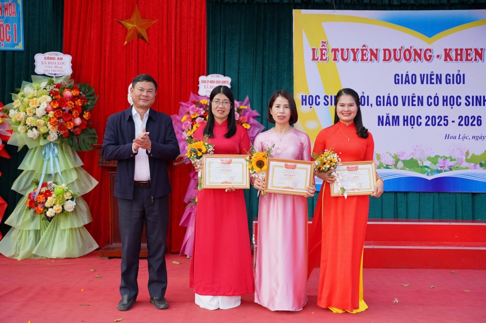 Lãnh đạo xã Hoa Lộc tuyên dương giáo viên, học sinh giỏi Trường THPT Hậu Lộc I