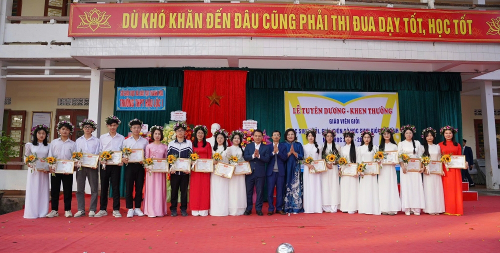 Lãnh đạo xã Hoa Lộc tuyên dương giáo viên, học sinh giỏi Trường THPT Hậu Lộc I