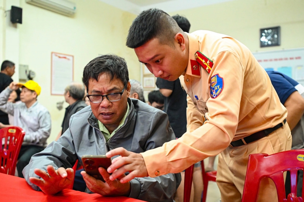 Công an Hà Nội dồn lực về đích tổng rà soát dữ liệu đăng ký và bằng lái xe