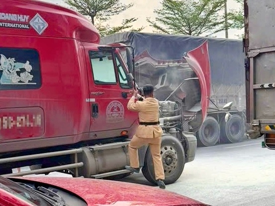 Container bốc khói trên Quốc lộ 5A, CSGT ngay lập tức có mặt hỗ trợ chữa cháy