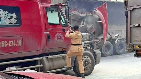 Container bốc khói trên Quốc lộ 5A, CSGT ngay lập tức có mặt hỗ trợ chữa cháy