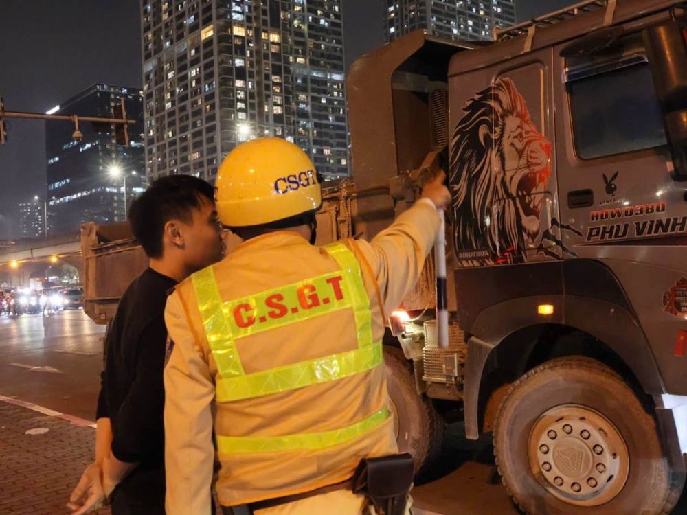 Hà Nội: Cảnh sát xử lý nhiều tài xế xe tải, xe buýt bấm còi inh ỏi trong đêm