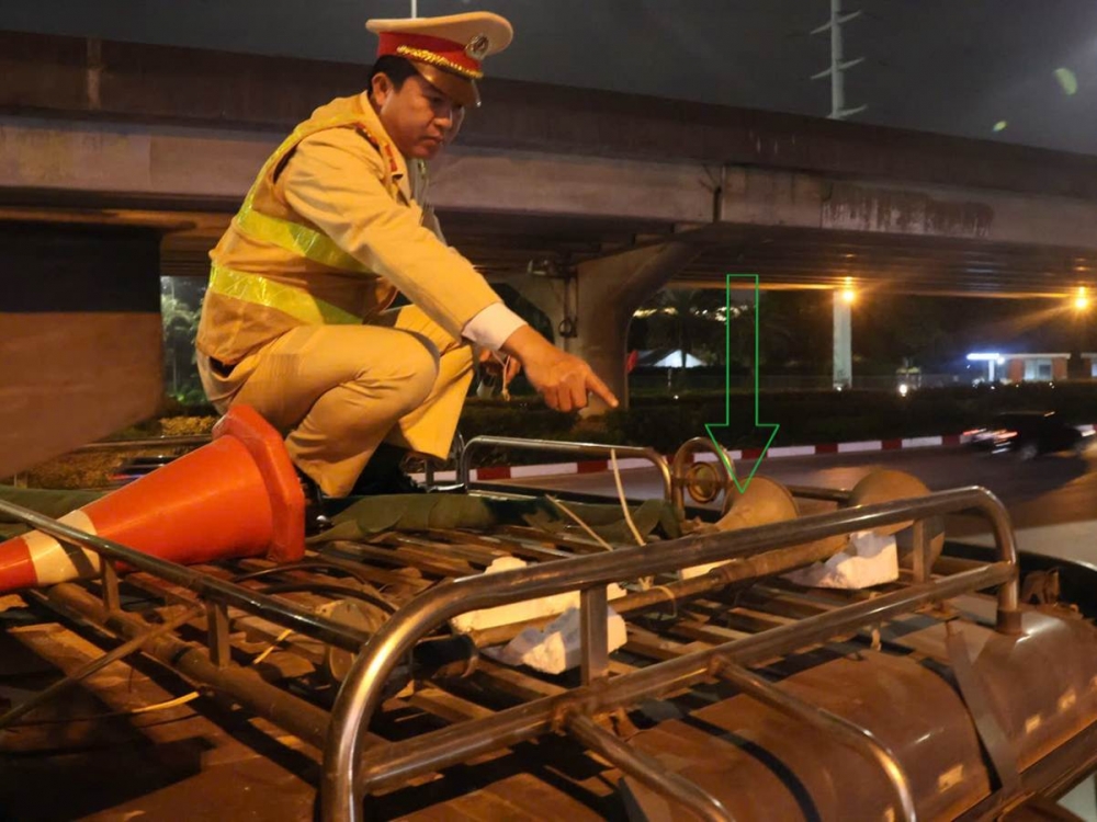 Hà Nội: Cảnh sát xử lý nhiều tài xế xe tải, xe buýt bấm còi inh ỏi trong đêm