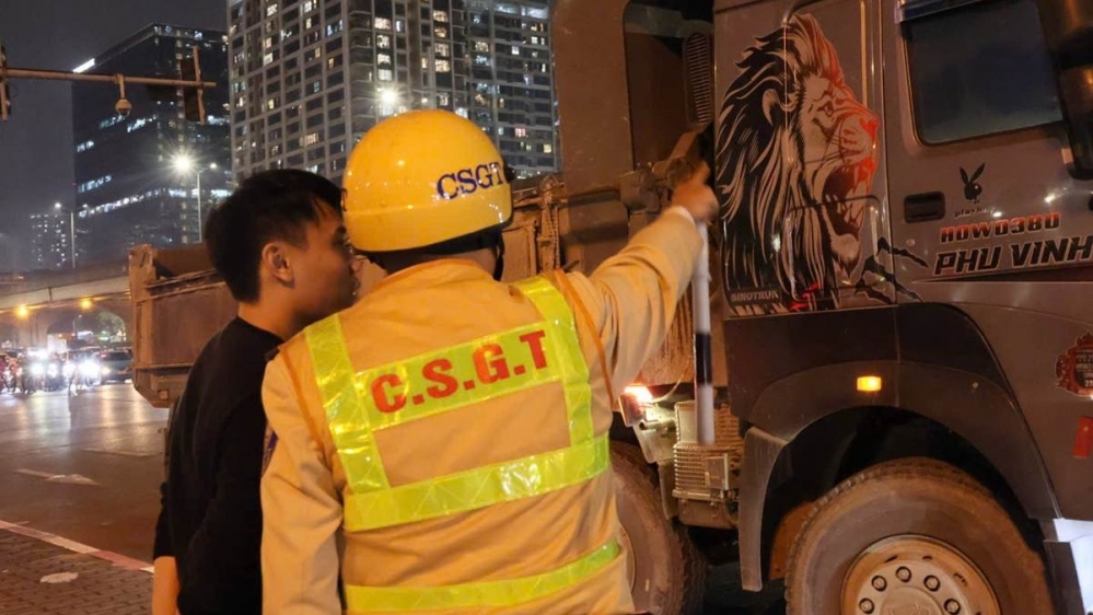 Hà Nội: Cảnh sát xử lý nhiều tài xế xe tải, xe buýt bấm còi inh ỏi trong đêm