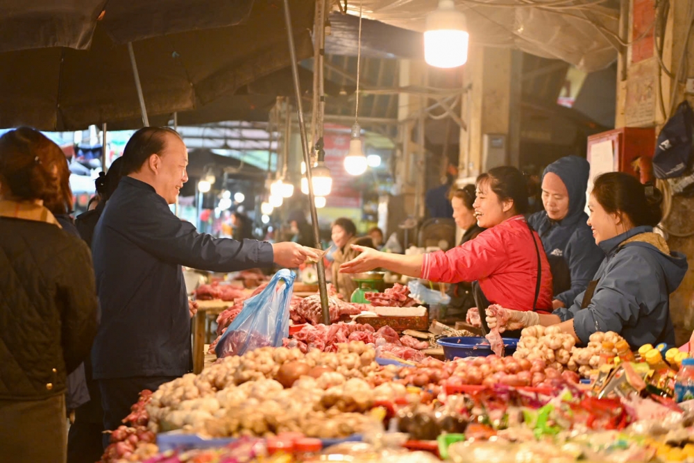 Cục trưởng Quản lý thị trường thị sát, trực tiếp mua hàng trong chợ ở Hà Nội