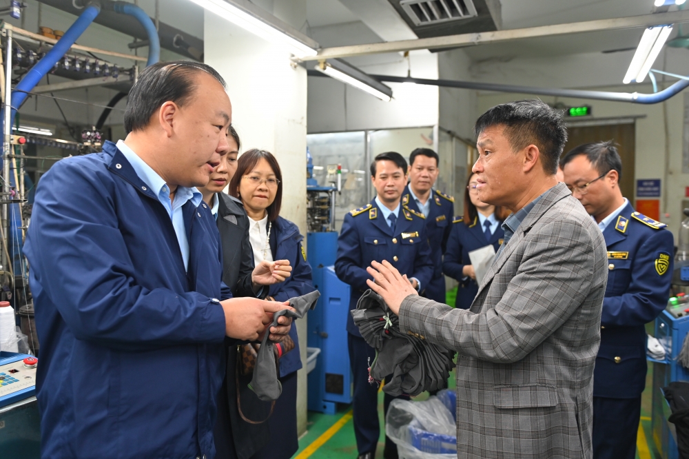 Cục trưởng Quản lý thị trường thị sát, trực tiếp mua hàng trong chợ ở Hà Nội