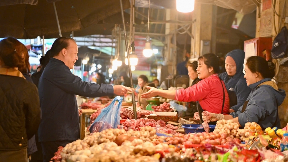 Cục trưởng Quản lý thị trường thị sát, trực tiếp mua hàng trong chợ ở Hà Nội