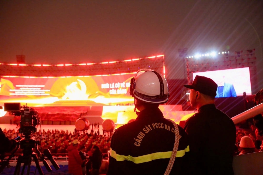 Những người mang đến sự an toàn cho đêm bắn pháo hoa mừng Đại hội Đảng Những người mang đến sự an toàn cho đêm bắn pháo hoa mừng Đại hội Đảng