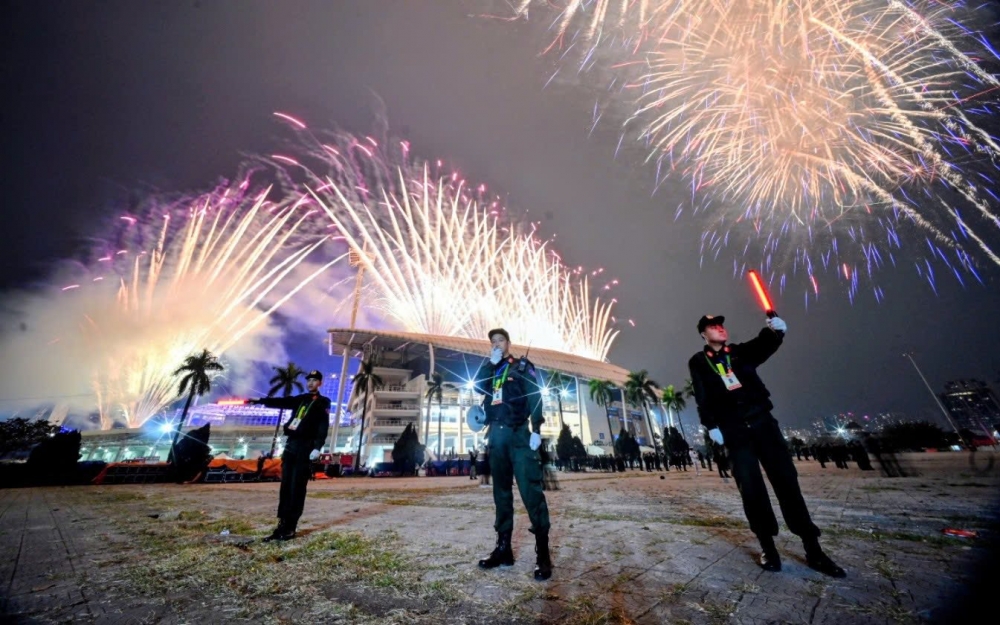 Những người mang đến sự an toàn cho đêm bắn pháo hoa mừng Đại hội Đảng Những người mang đến sự an toàn cho đêm bắn pháo hoa mừng Đại hội Đảng
