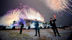 nhung nguoi mang den su an toan cho dem ban phao hoa mung dai hoi dang